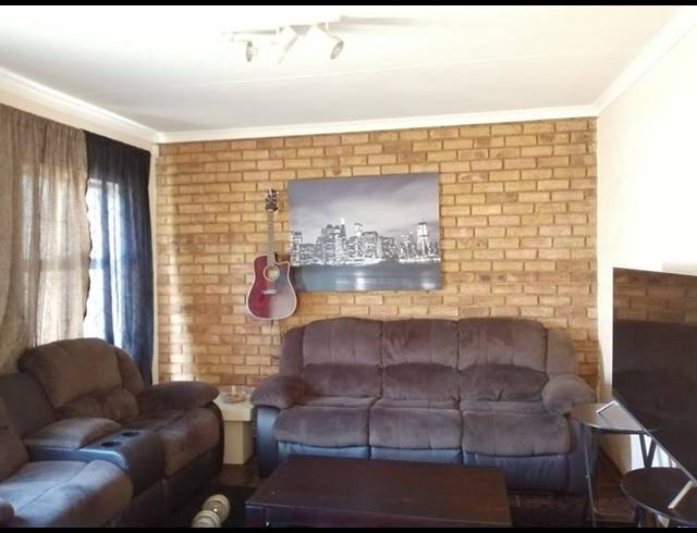 6 BEDROOM TOWNHOUSE FOR SALE IN SELCOURT